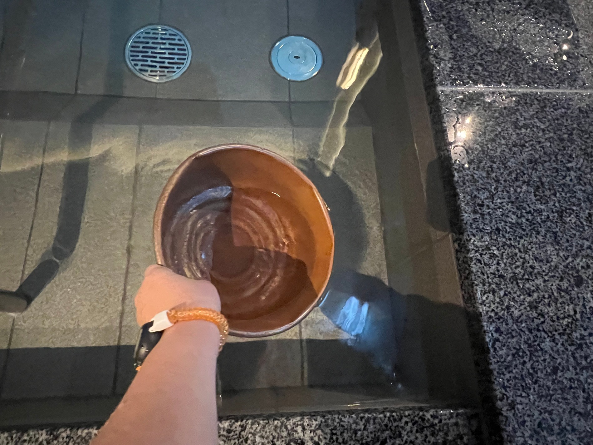 水を汲み取る様子