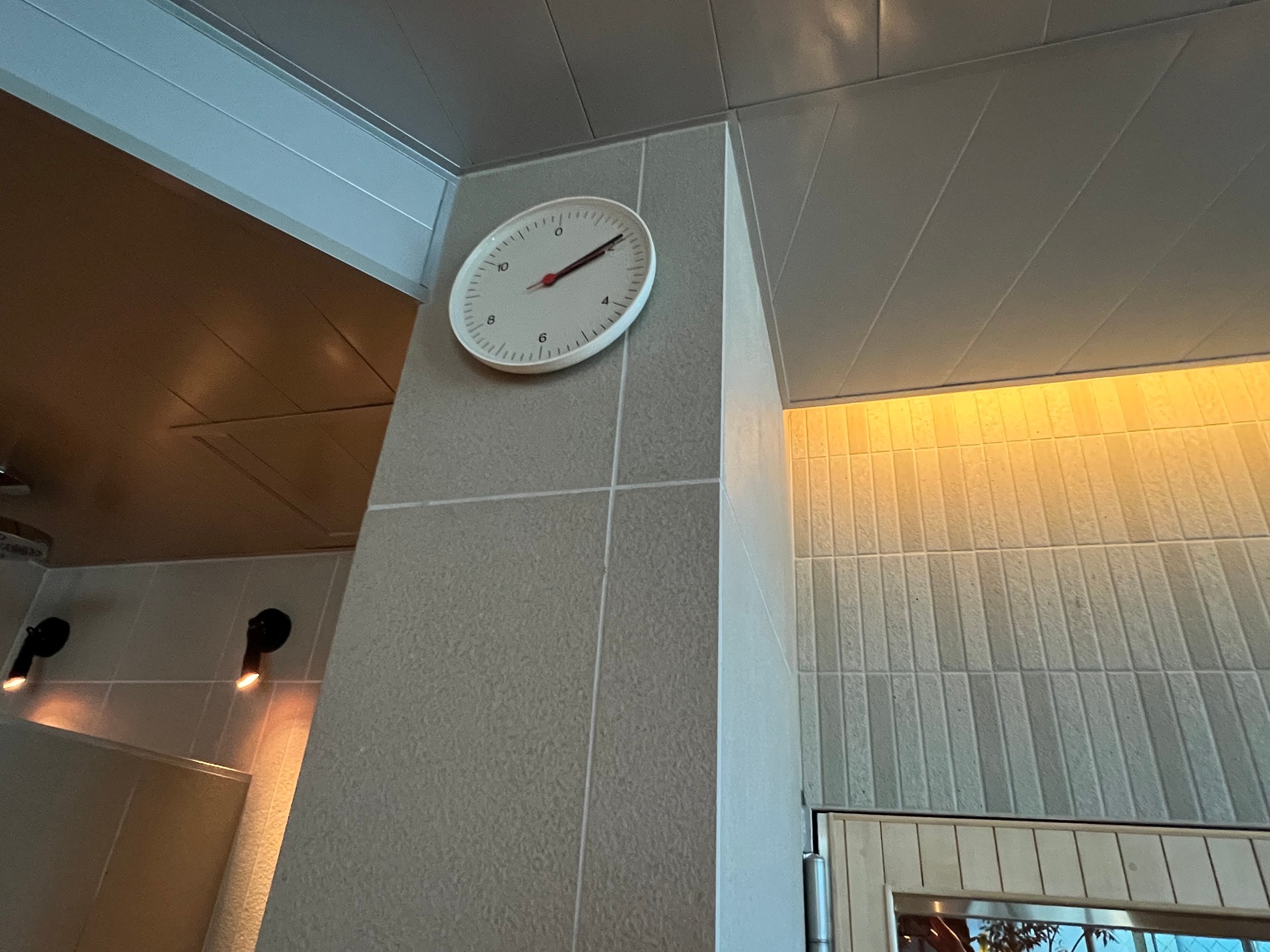 浴室の壁にも時計