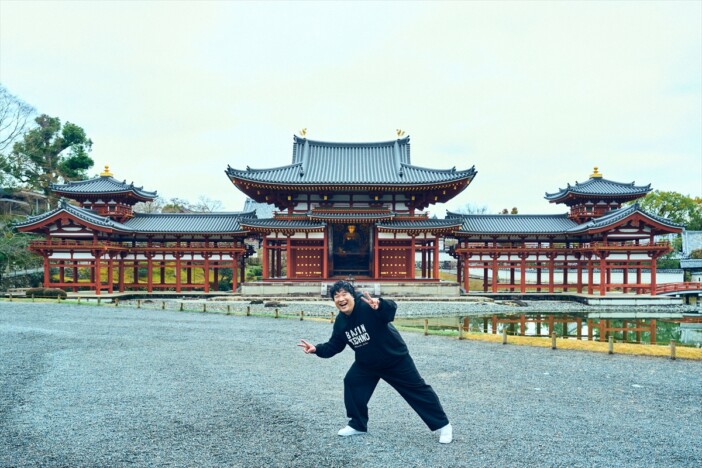 岡崎体育、“すべて未発表曲”のインディーズベスト盤リリース 10周年ツアー開催&新アー写公開も