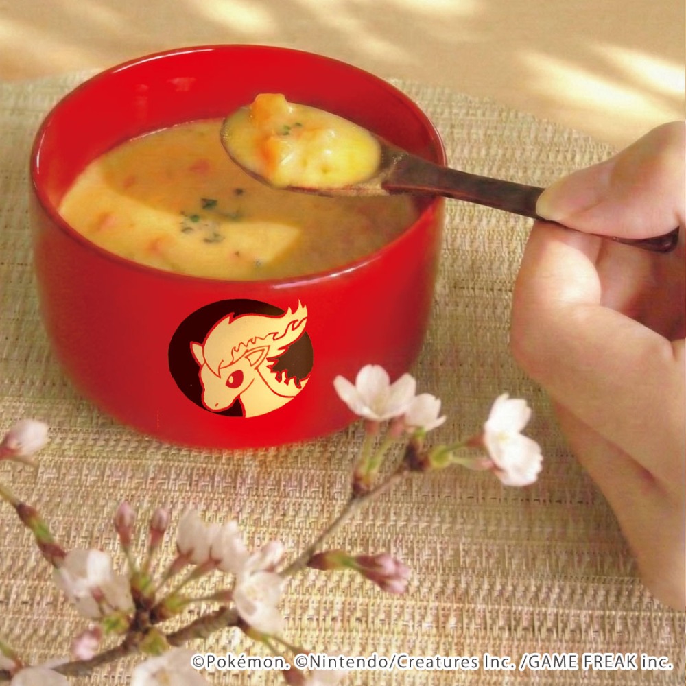 天然木・漆塗りのスプーンも付属