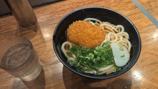 スーツ、“54時間”電車に乗り続ける旅を実施の画像