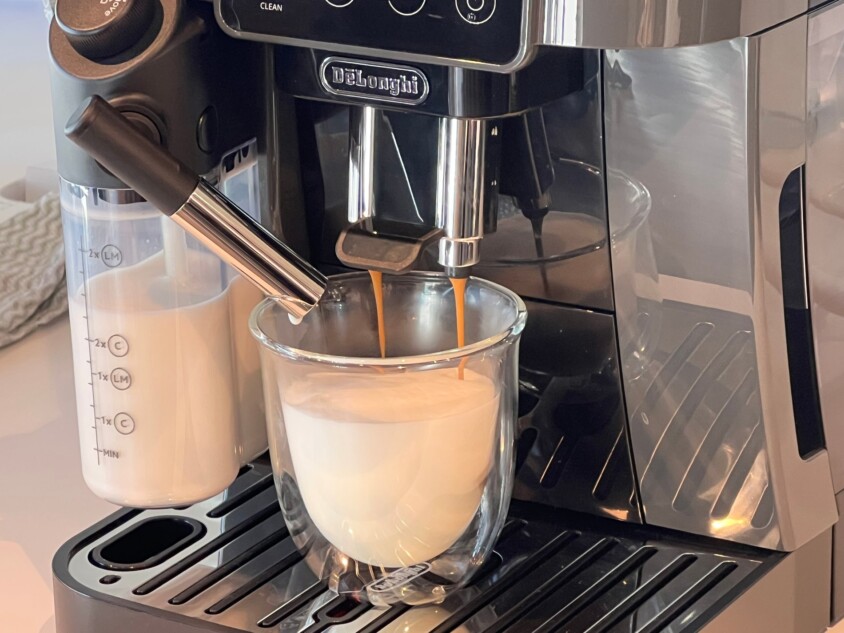 ミルクを注いでいる様子