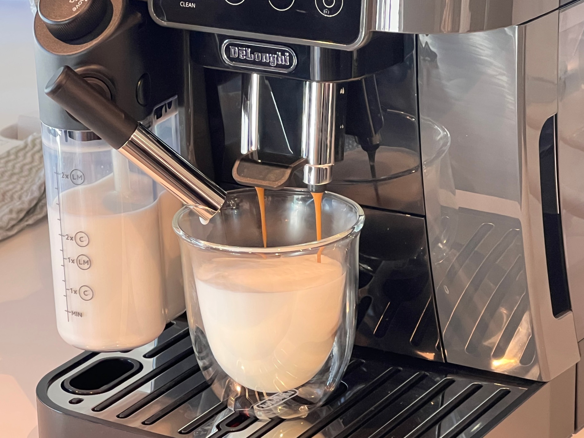 ミルクを注いでいる様子