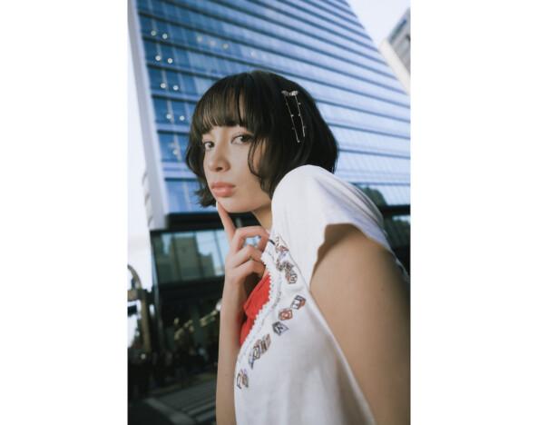 2026年におけるHyperpopの“ねじれ” 時代の旗手・MANONのチャーリーxcxとも重なる立ち位置