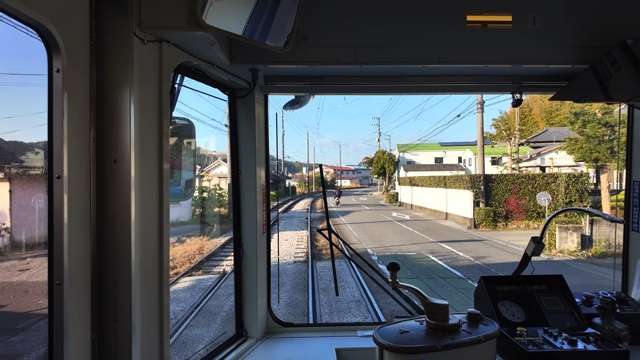 高知から徳島までの電車旅をするスーツ