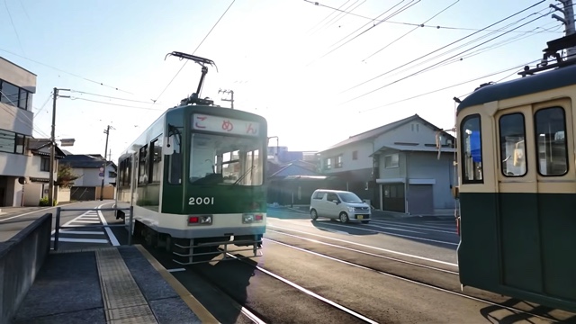高知から徳島までの電車旅をするスーツ