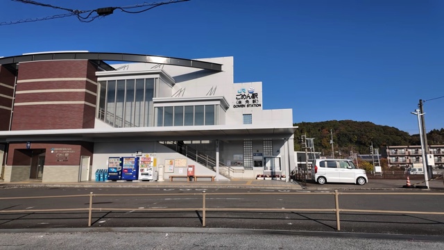 高知から徳島までの電車旅をするスーツ