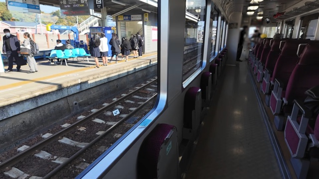 高知から徳島までの電車旅をするスーツ