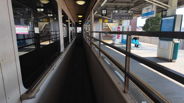 高知から徳島までの電車旅をするスーツ