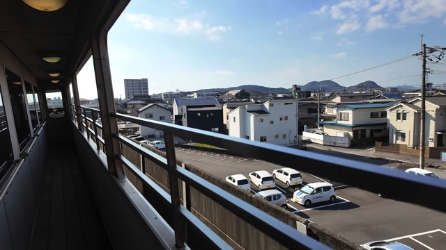 高知から徳島までの電車旅をするスーツ