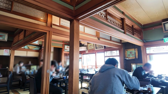 高知から徳島までの電車旅をするスーツ