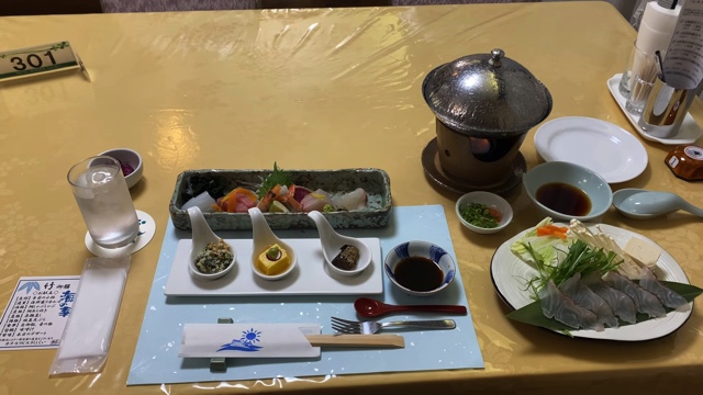 高知から徳島までの電車旅をするスーツ