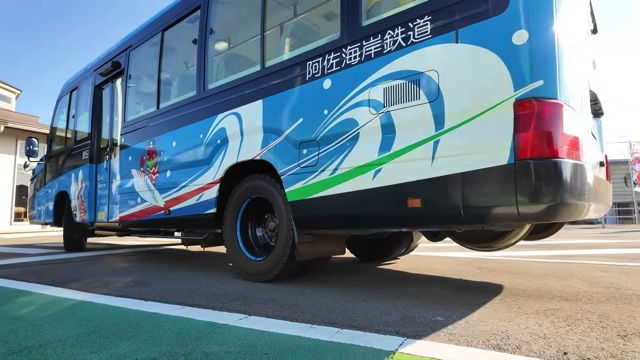 高知から徳島までの電車旅をするスーツ