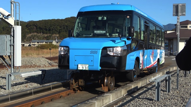 高知から徳島までの電車旅をするスーツ