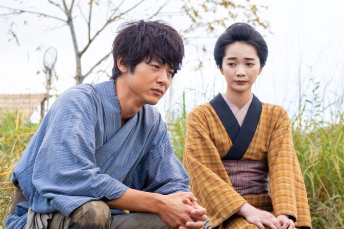 『風、薫る』第3話、疎外された虎太郎（小林虎之介）をりん（見上愛）が励まそうとする