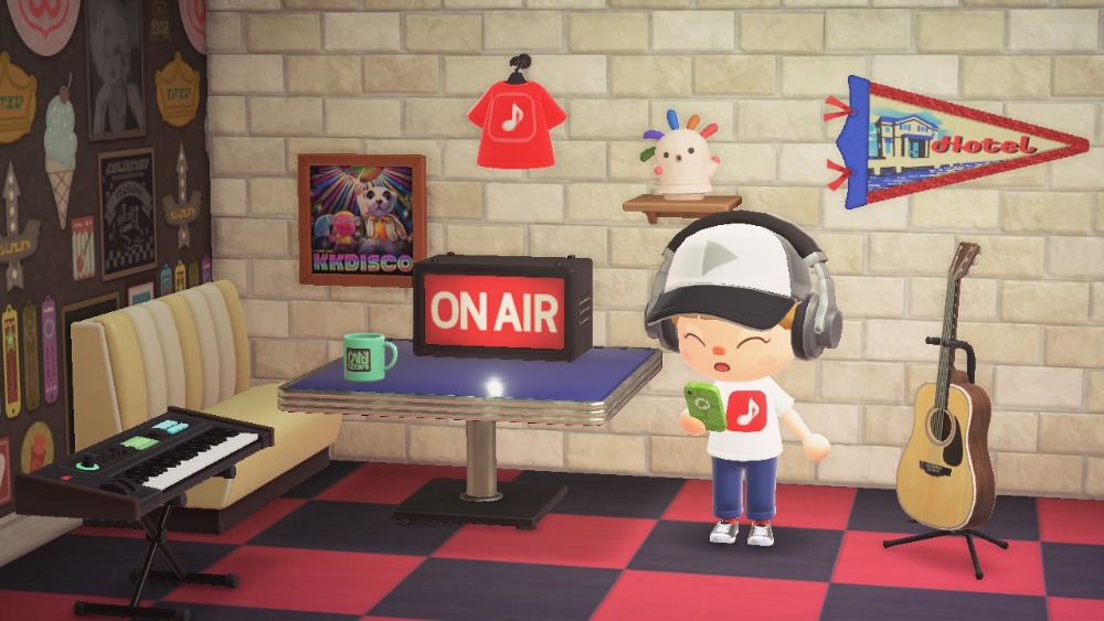 アイコンデザインのTシャツを着て楽しんでいる様子