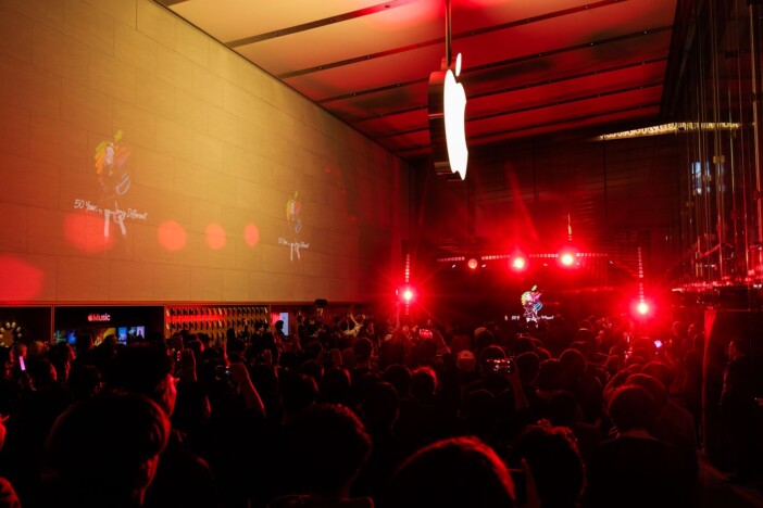 Apple創立50周年、表参道にMori Calliopeが降臨　2次元と3次元の境界を溶かした特別な一夜をレポート