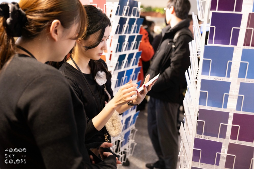 100色のネックストラップ 展示