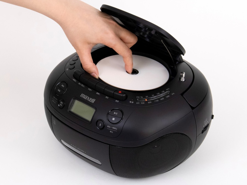 『MXCR-200』　CD入れている様子