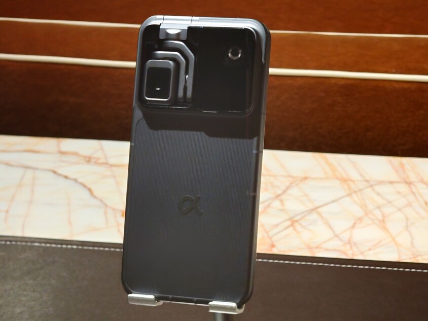 動くカメラを収納