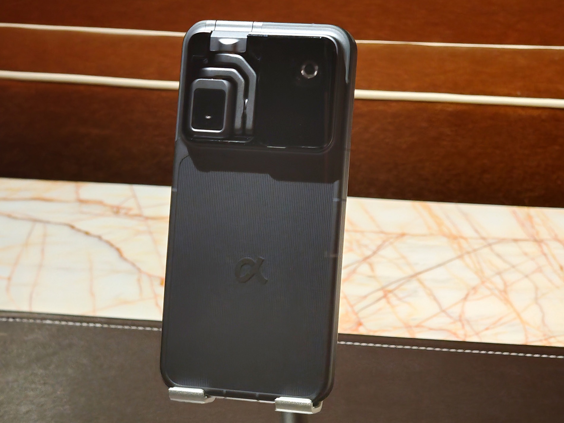 動くカメラを収納