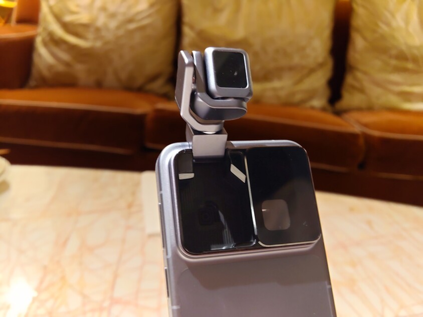 カメラ部分が起き上がる