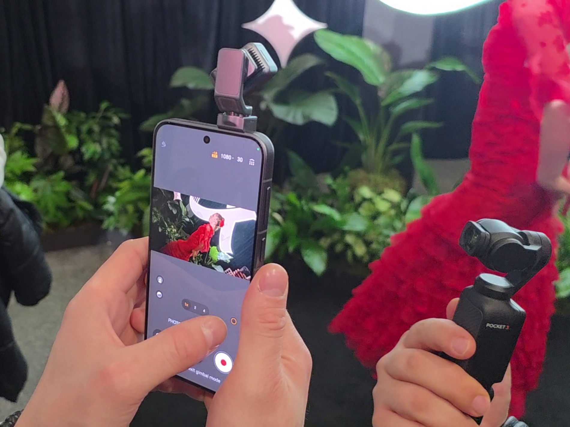 右側に見えるアクションカメラのように使うことができる