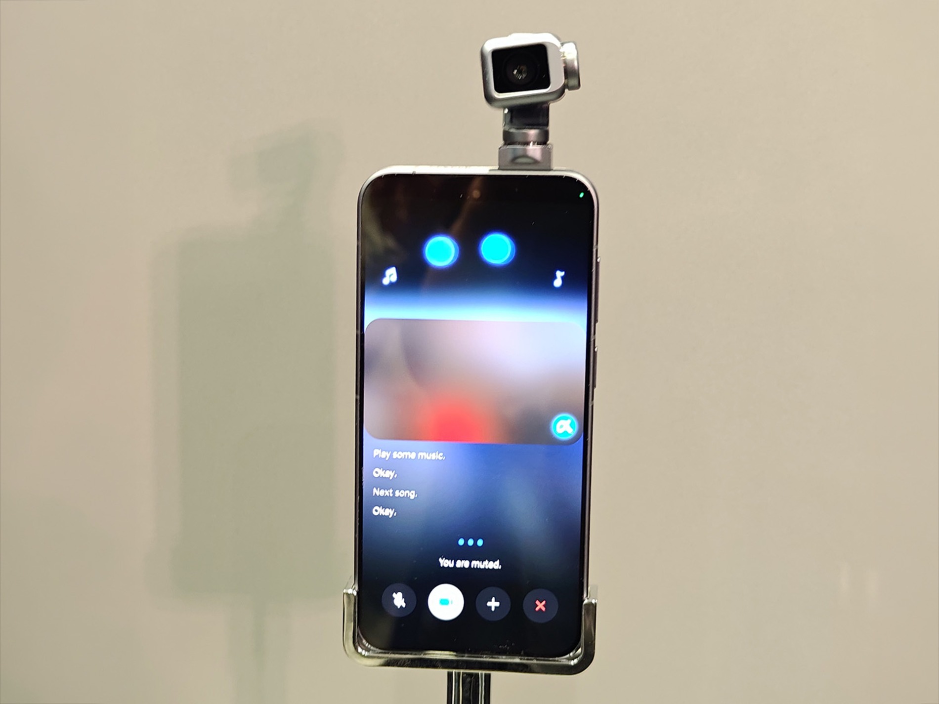 スマホとロボットが合体？謎の端末に触れる