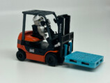 『1/64 TOYOTA L&F geneB 電動フォークリフトコレクション』geneBを運転する仕事猫