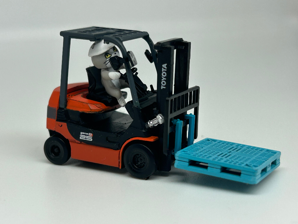 『1/64 TOYOTA L&F geneB 電動フォークリフトコレクション』geneBを運転する仕事猫