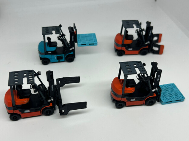 (上段右から時計回りに)gene B(全回転ロールクランプ)、gene B、gene B(ベールクランプ)、燃料電池フォークリフト