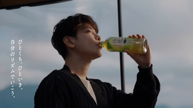 『綾鷹』新CM『お茶、しよっか。自宅』篇キービジュアル