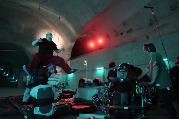 目黒蓮が8kgの特殊メイクで躍動！　『SAKAMOTO DAYS』アクションメイキングPV第1弾公開