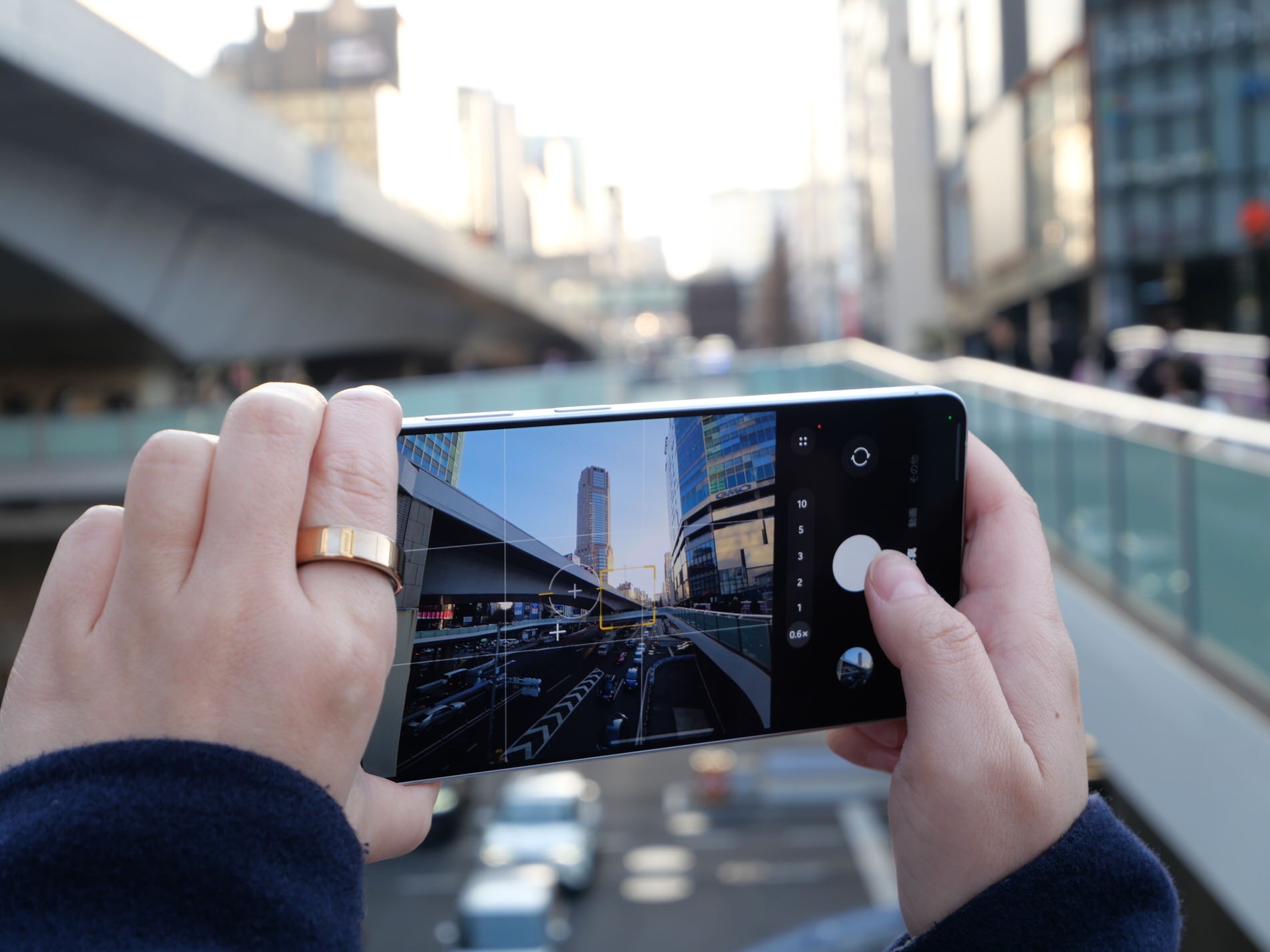 『Galaxy S26 Ultra』で構えている様子