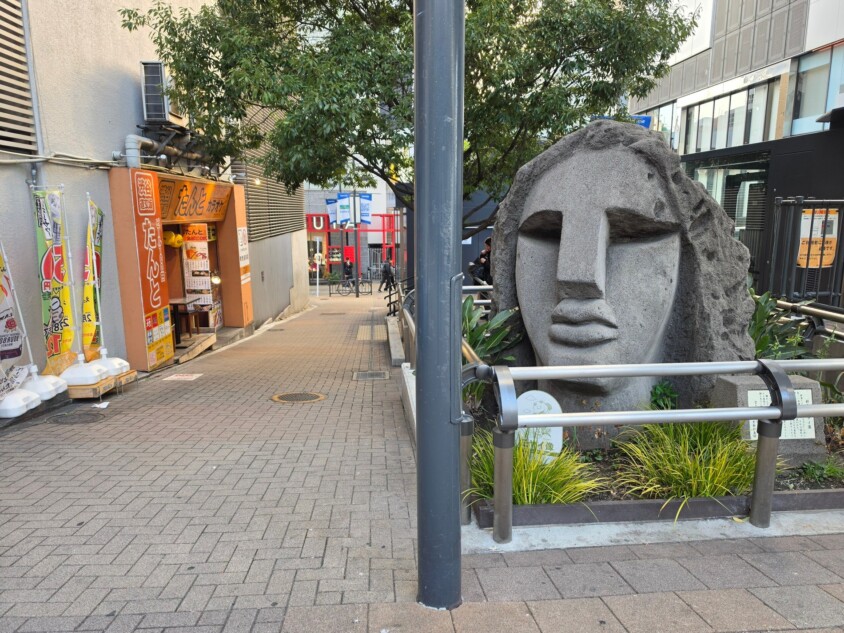 モヤイ像も映るスナップショット