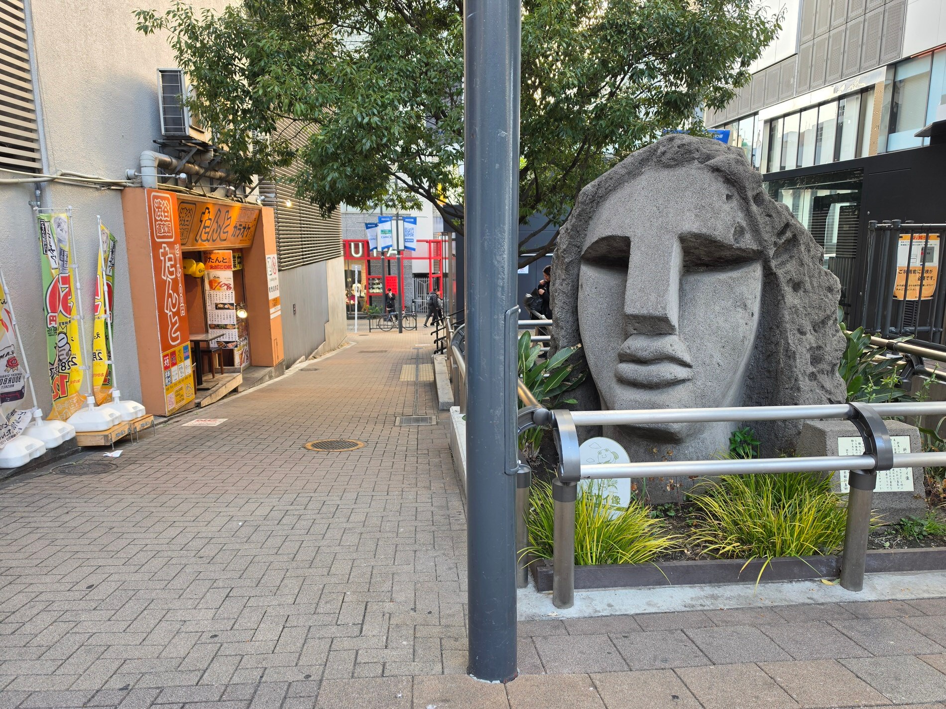 モヤイ像も映るスナップショット