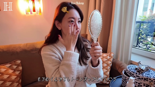 パリのホテルでメイクをする小嶋陽菜
