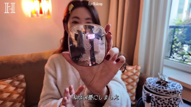 パリのホテルでメイクをする小嶋陽菜