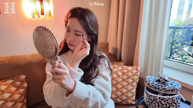 パリのホテルでメイクをする小嶋陽菜