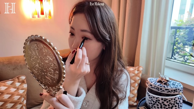 パリのホテルでメイクをする小嶋陽菜