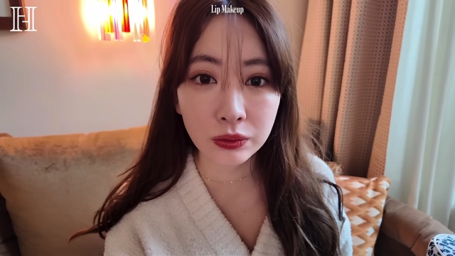 パリのホテルでメイクをする小嶋陽菜