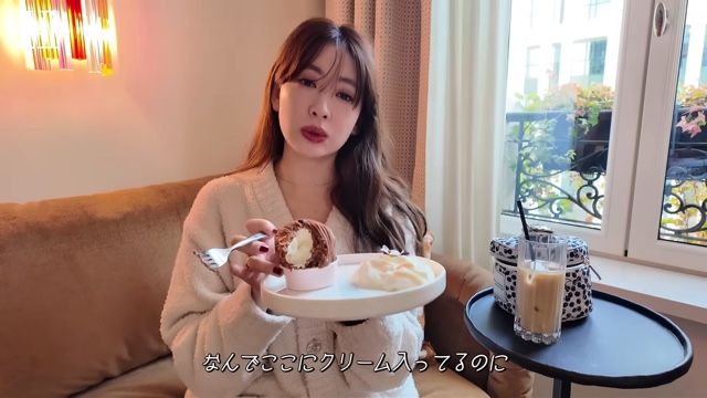 パリのホテルでメイクをする小嶋陽菜