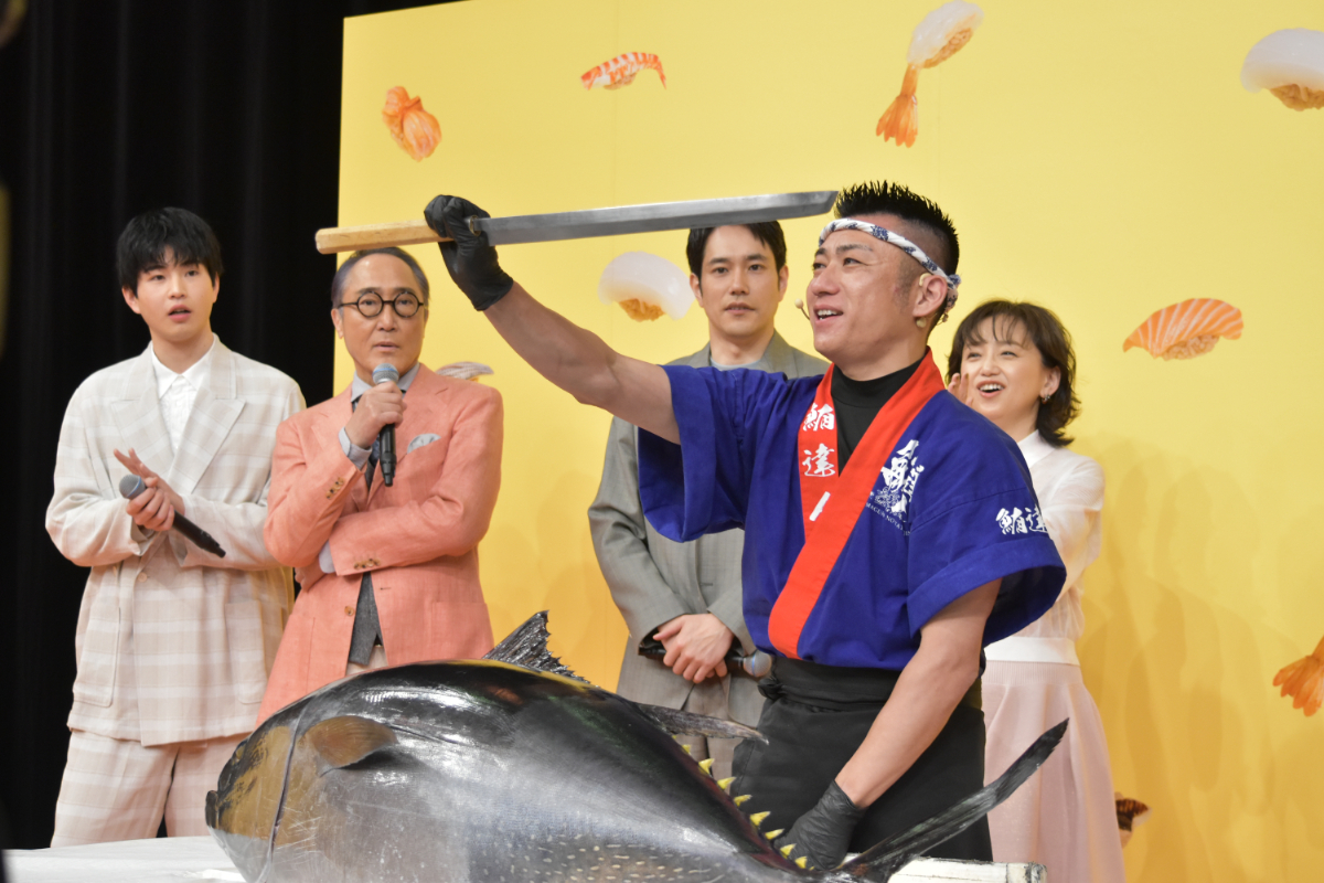 『時すでにおスシ!?』会見でマグロ解体ショーの画像