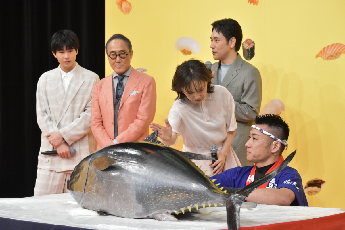 『時すでにおスシ!?』会見でマグロ解体ショーの画像