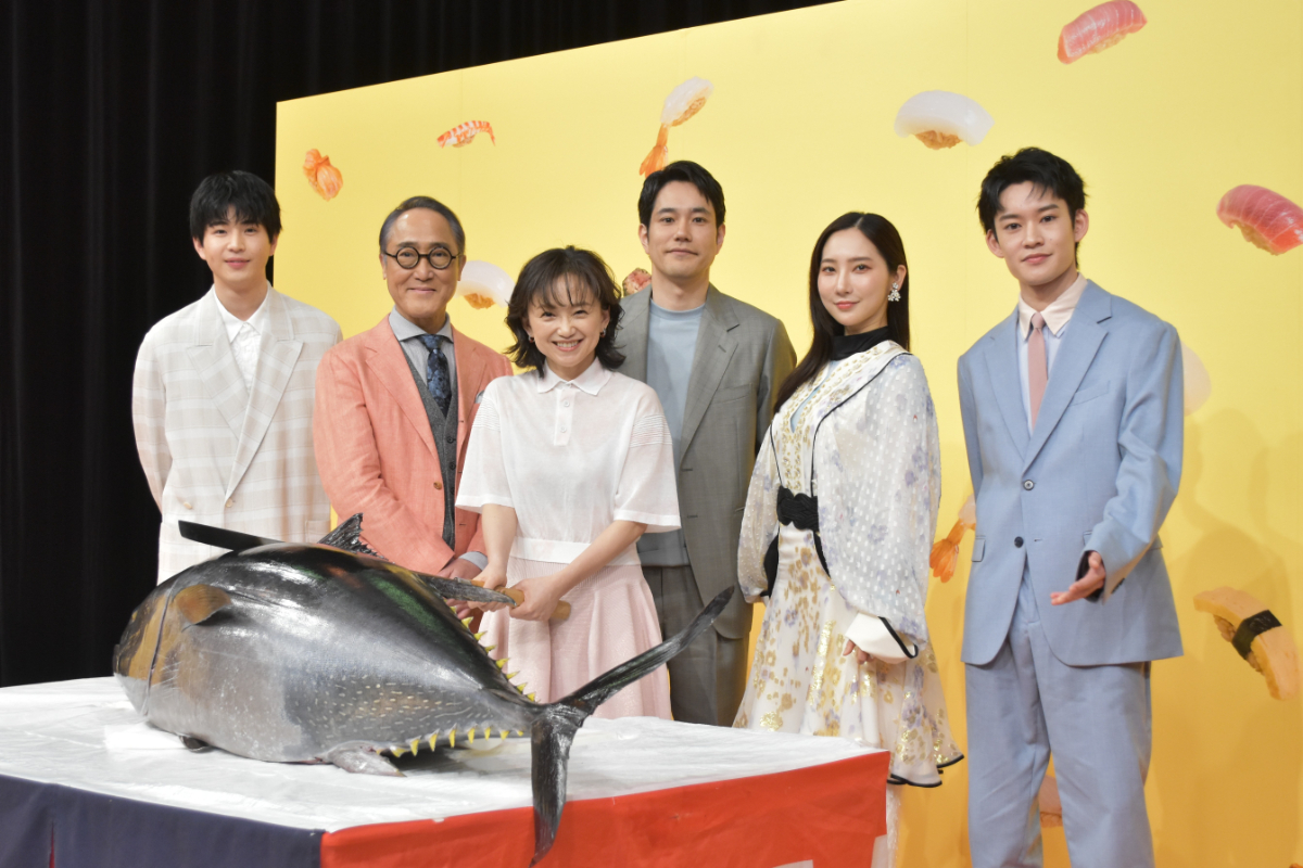 『時すでにおスシ!?』会見でマグロ解体ショーの画像