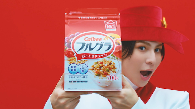 カルビー『フルグラ®』新CM『何か食べなきゃフルグラ』篇より