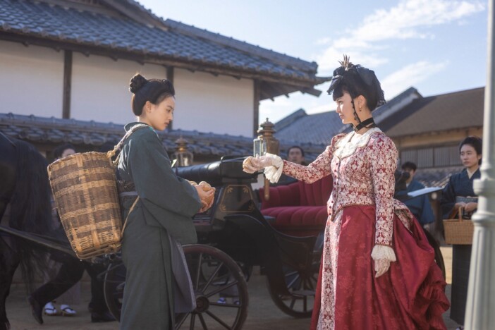 『風、薫る』第8話、直美（上坂樹里）が炊き出しに向かう途中で捨松（多部未華子）に出会う