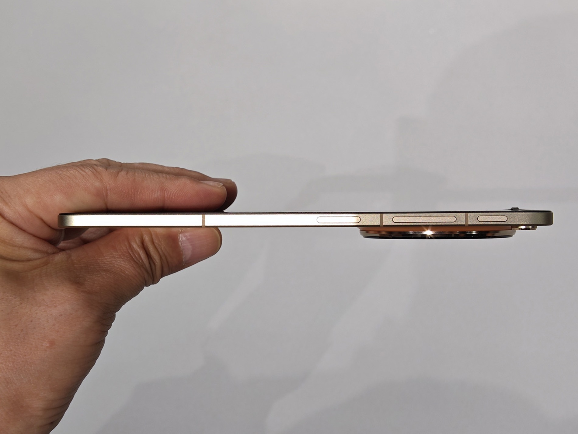 『Find N6』　開いた状態での厚み