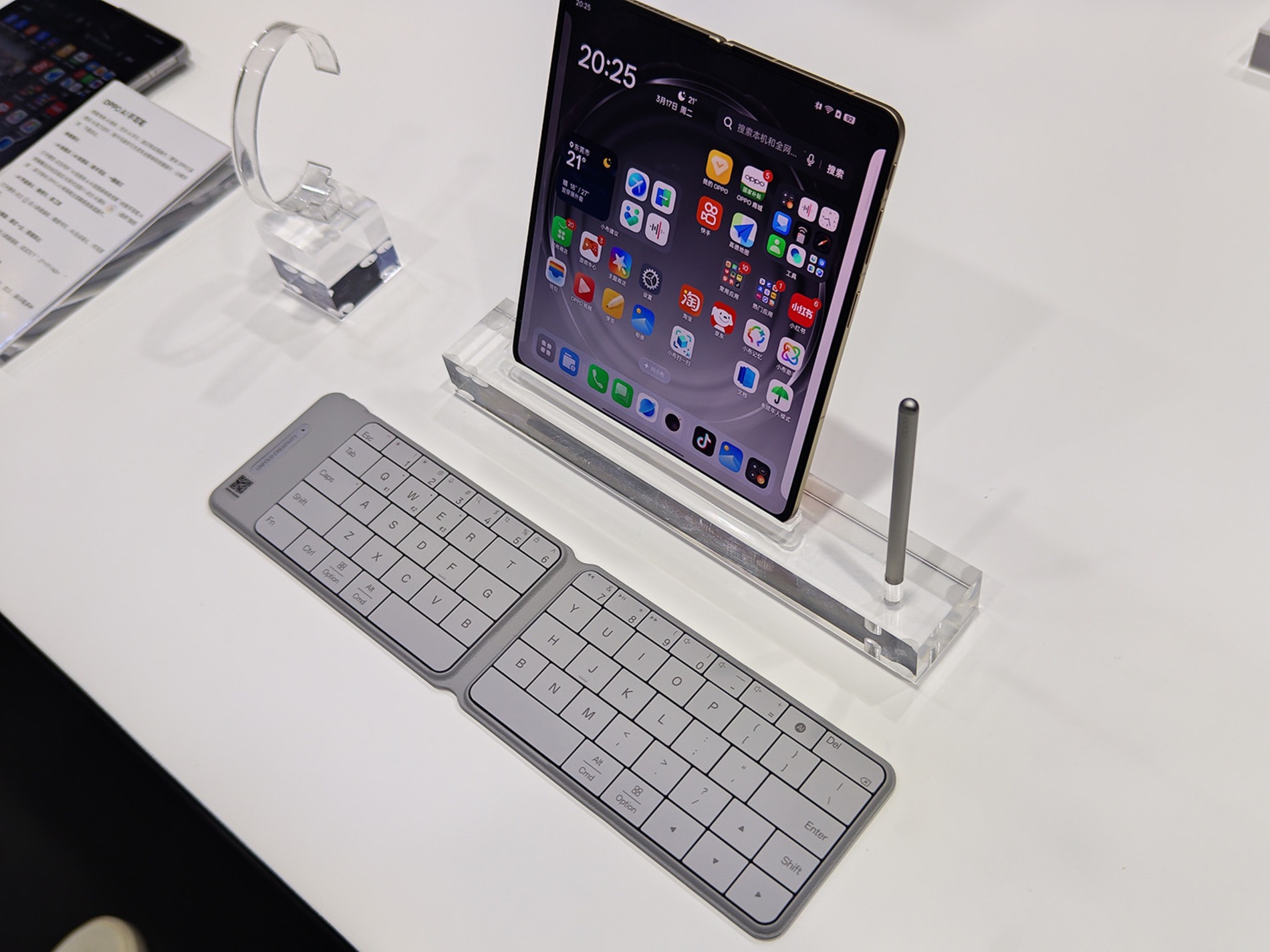 スマホをスタンドに立ててキーボードを用意