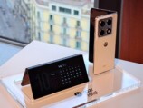 モトローラ初の横折型モデル『razr fold』